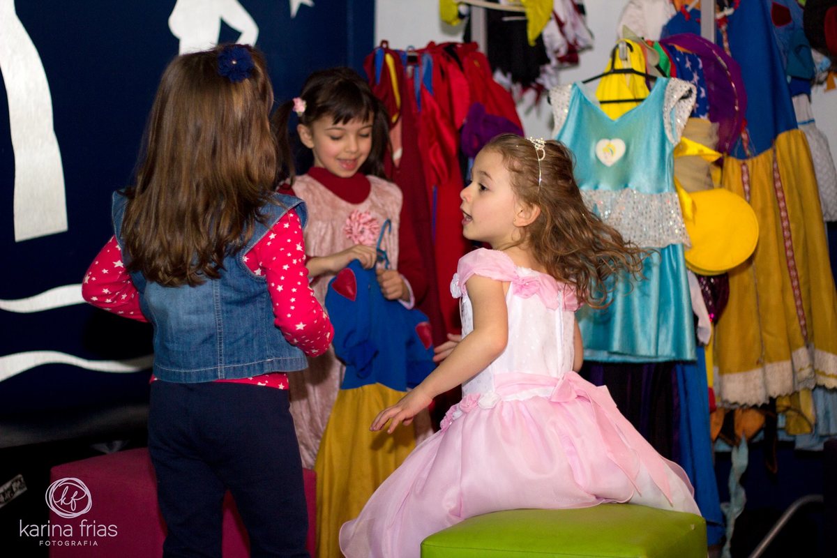 a criança se divertindo em meio as fotos de sua festa de aniversario infantil