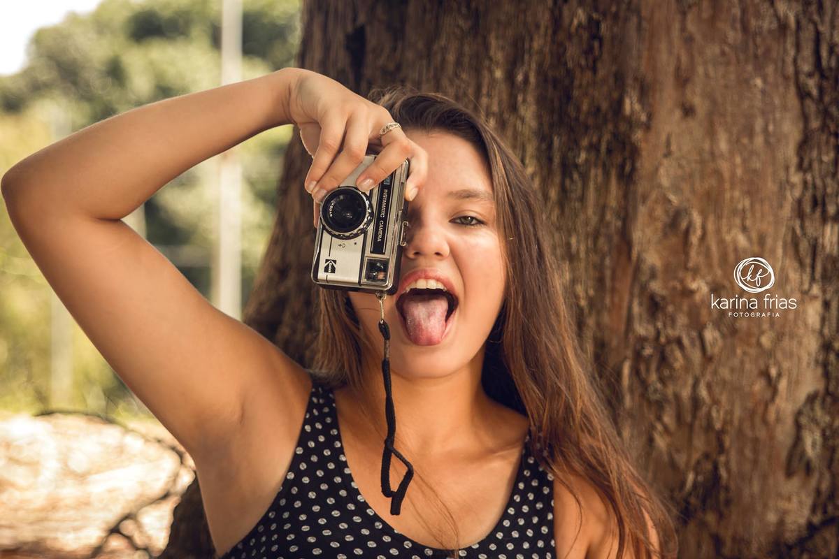 a modelo em foto descontraida pelas lentes da fotografa karina frias de caxias do sul-rs
