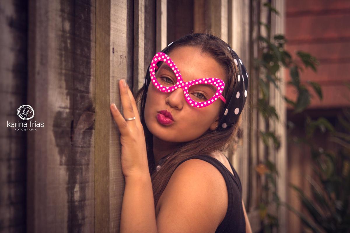 A debutante levou acessorios para fazer as fotos externas de 15 anos