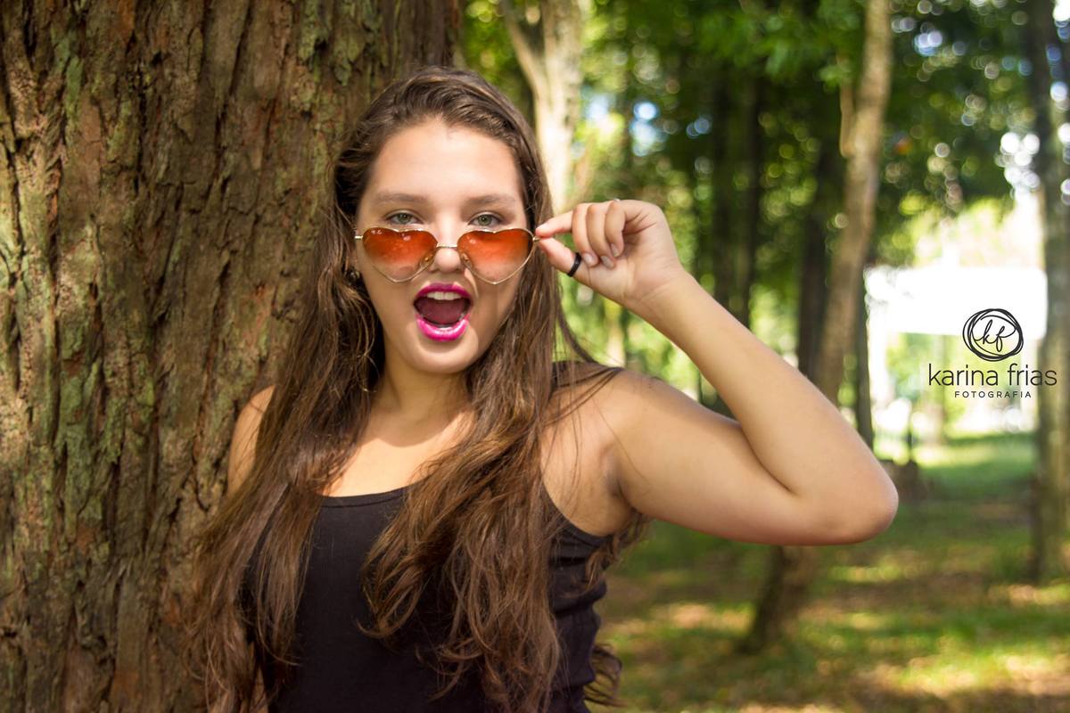 A modelo sorri quando a fotografa de familia faz o click