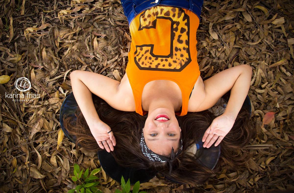 Discos de vinil para incrementar os 15 anos da modelo em seu ensaio