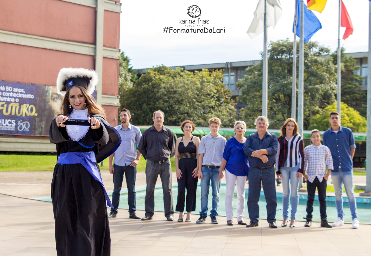 a familia participou do ENSAIO externo de FORMATURA da larissa