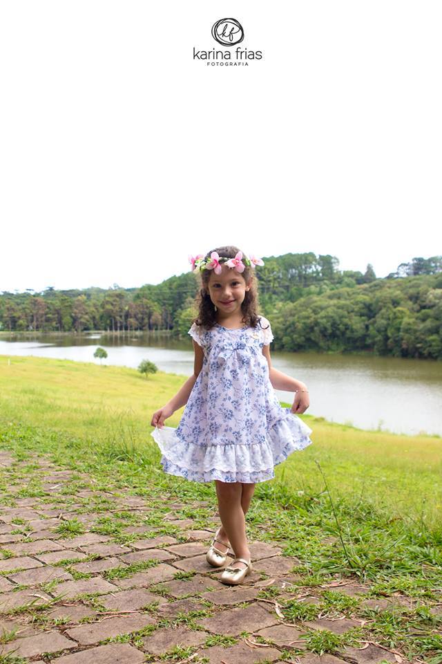 a criança posa para as lentes de karina frias, fotografa de familia