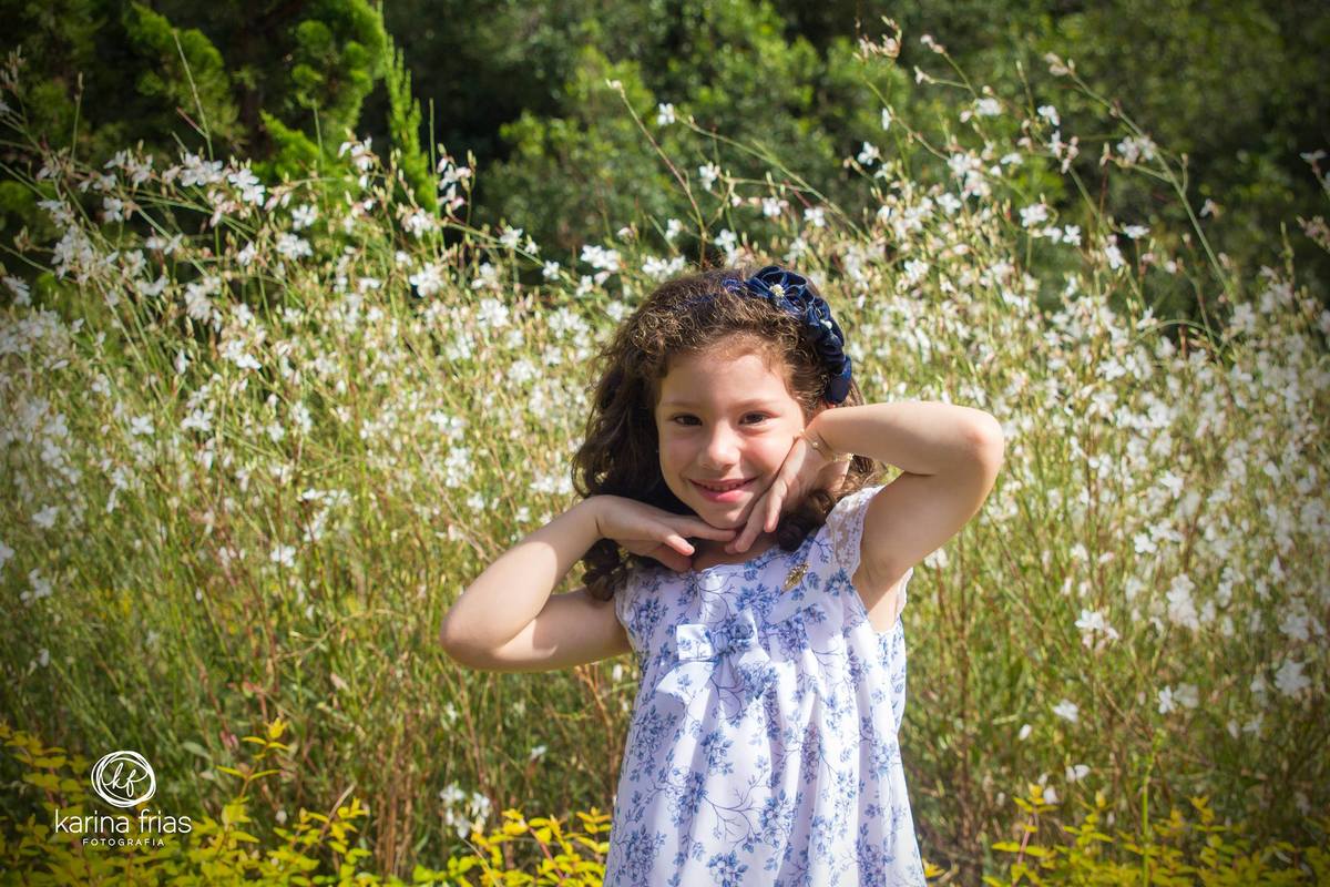 A criança sorri em seu book infantil
