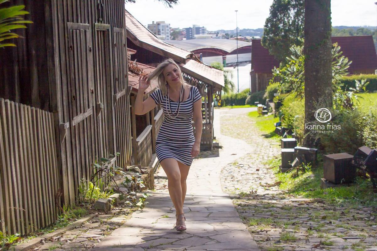 a modelo caminha para a frente da fotografa de familia karina frias