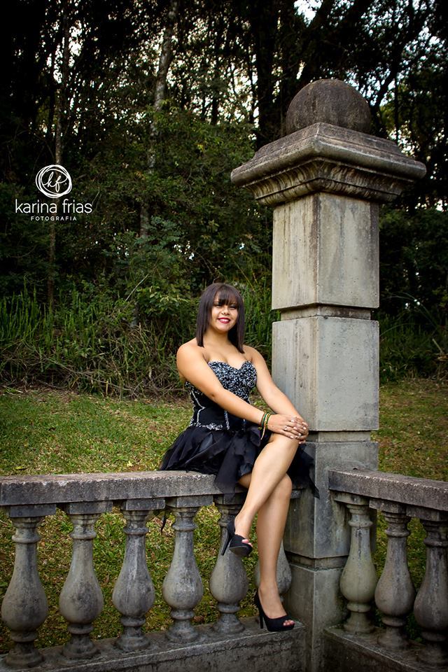 A modelo cruza as pernas para fazer seu ensaio externo de 15 anos