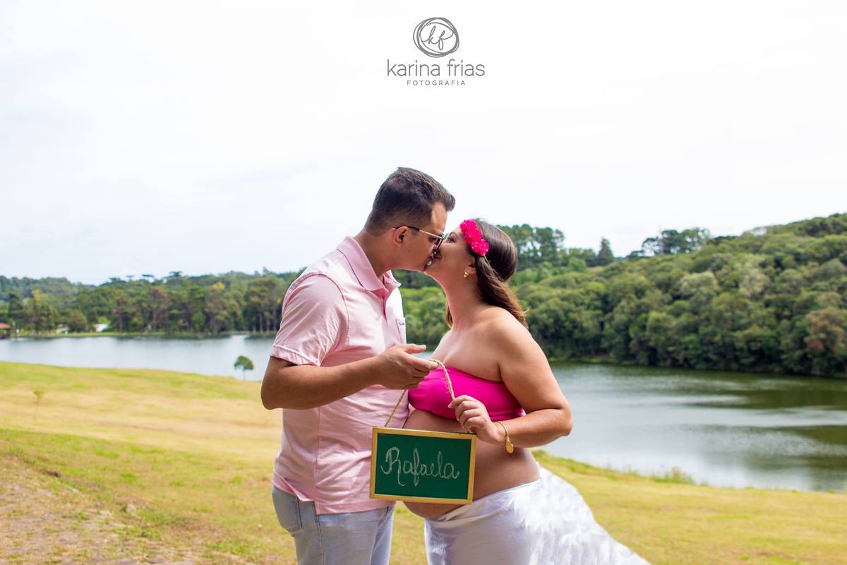 A fotografa de familia karina frias, capturou o beijo dos pais no ensaio gestante da cliente