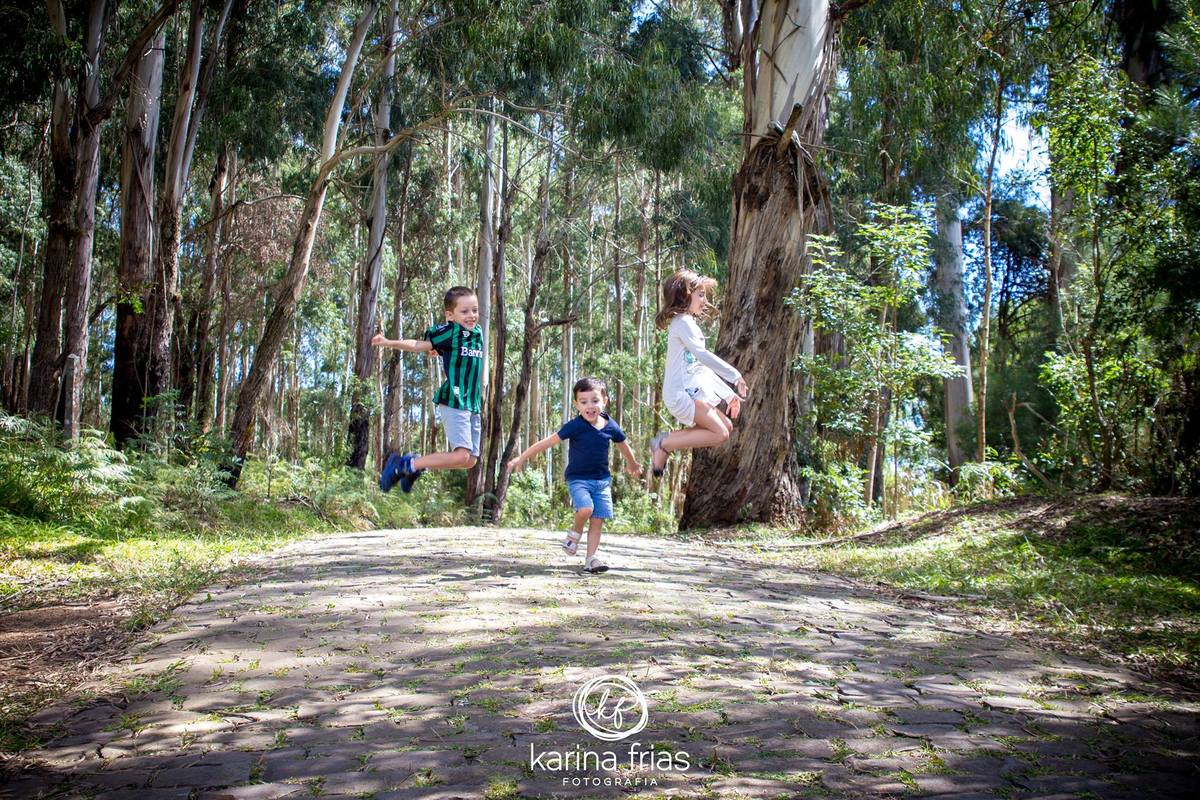 as crianças pulam para as fotos da fotografa de familia karina frias