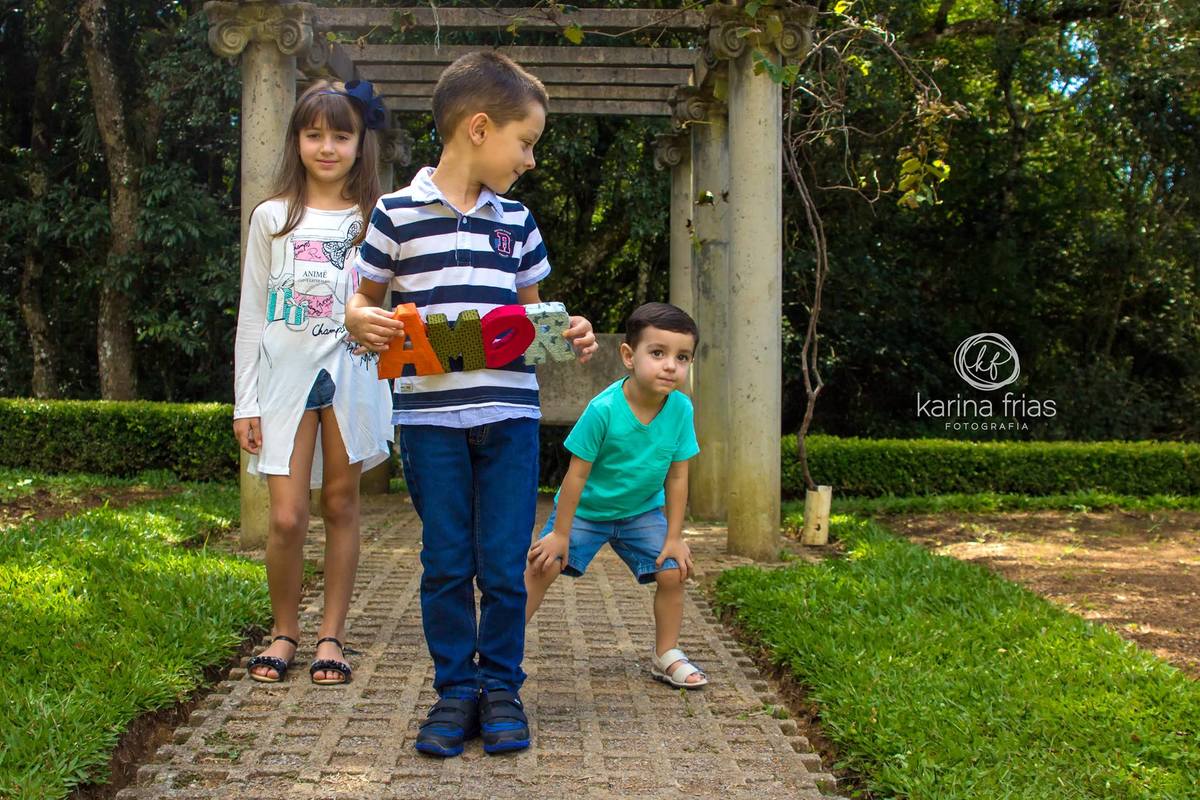 A criança faz pose em seu ensaio externo
