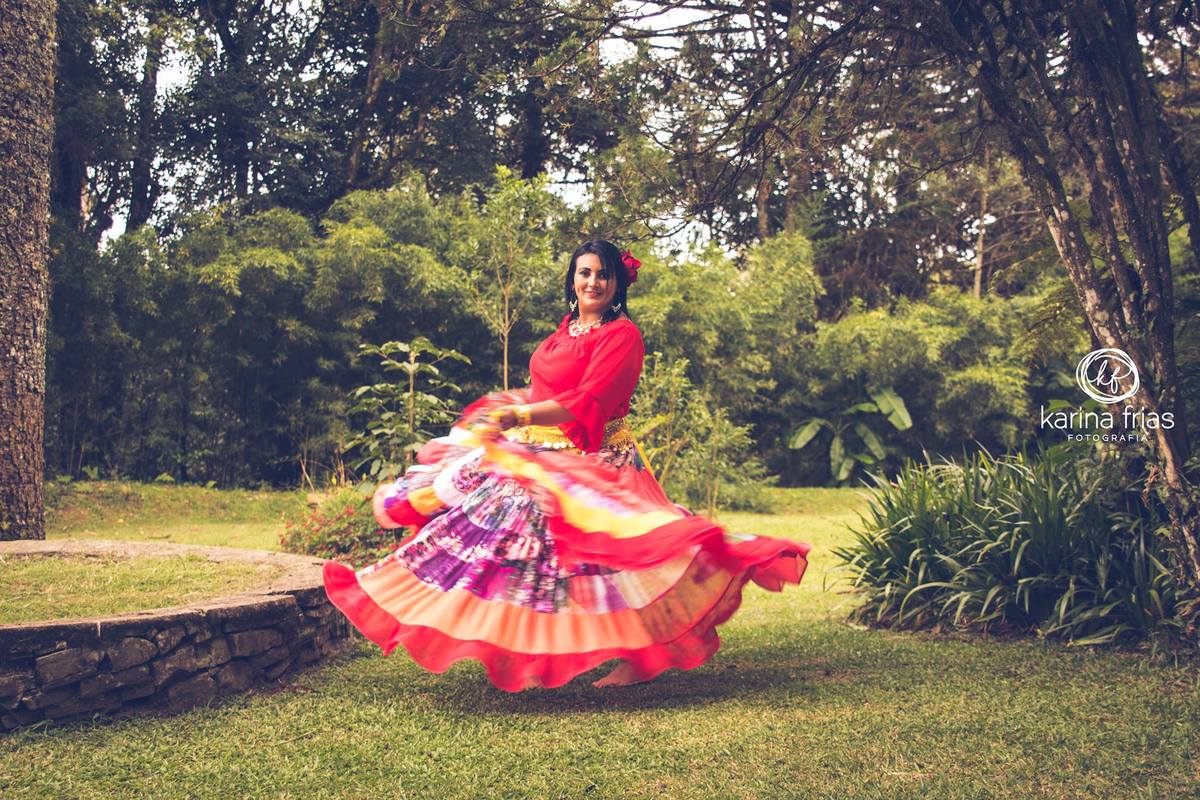 Rosana dança musica cigana enquanto a fotografa de caxias do sul clica.