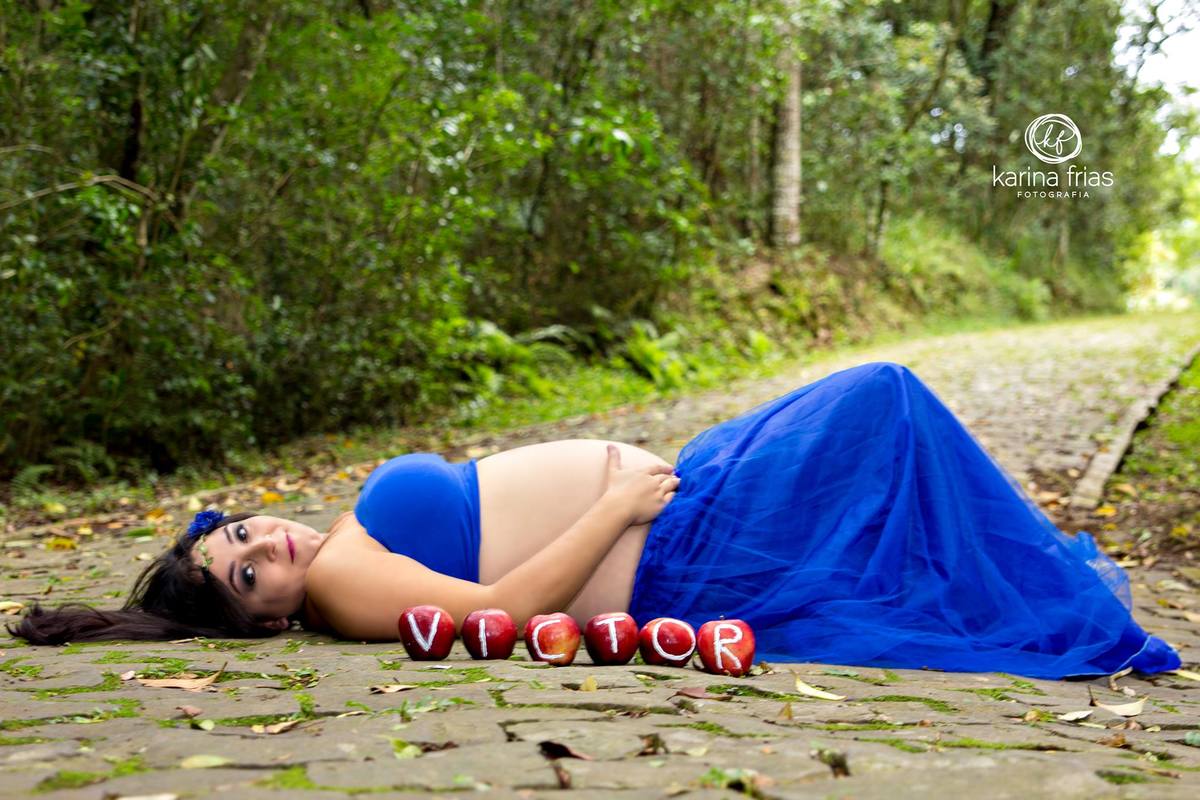 A modelo levou maças para o ensaio de gestante, onde colocou o nome do bebe