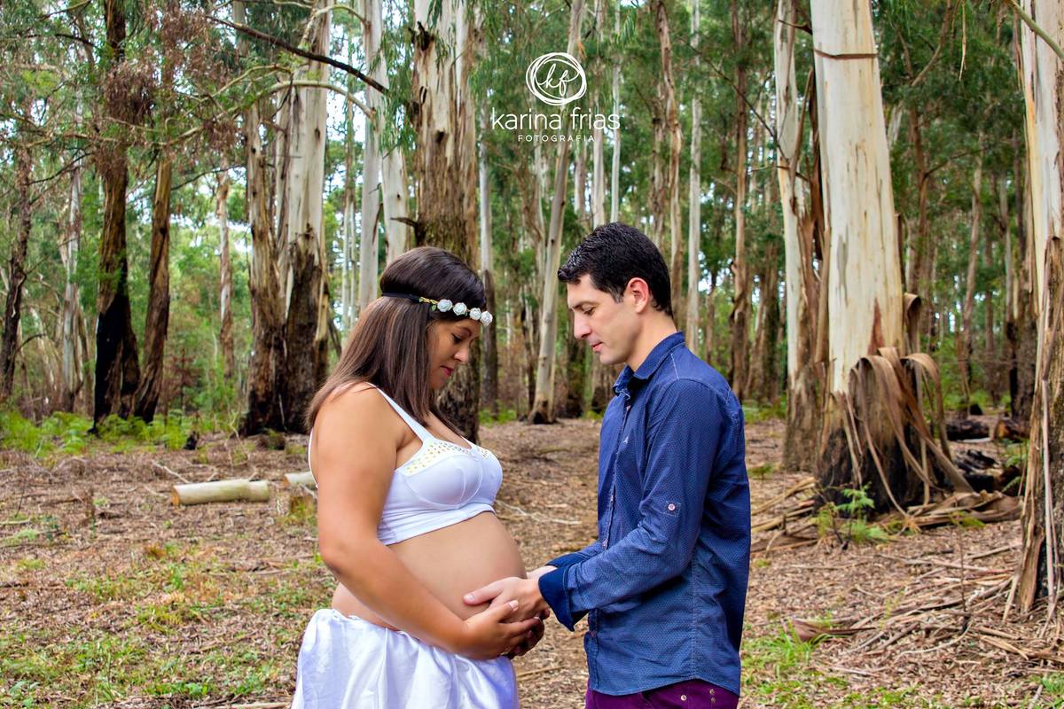 pai segura a barriga da gestante no ensaio de familia