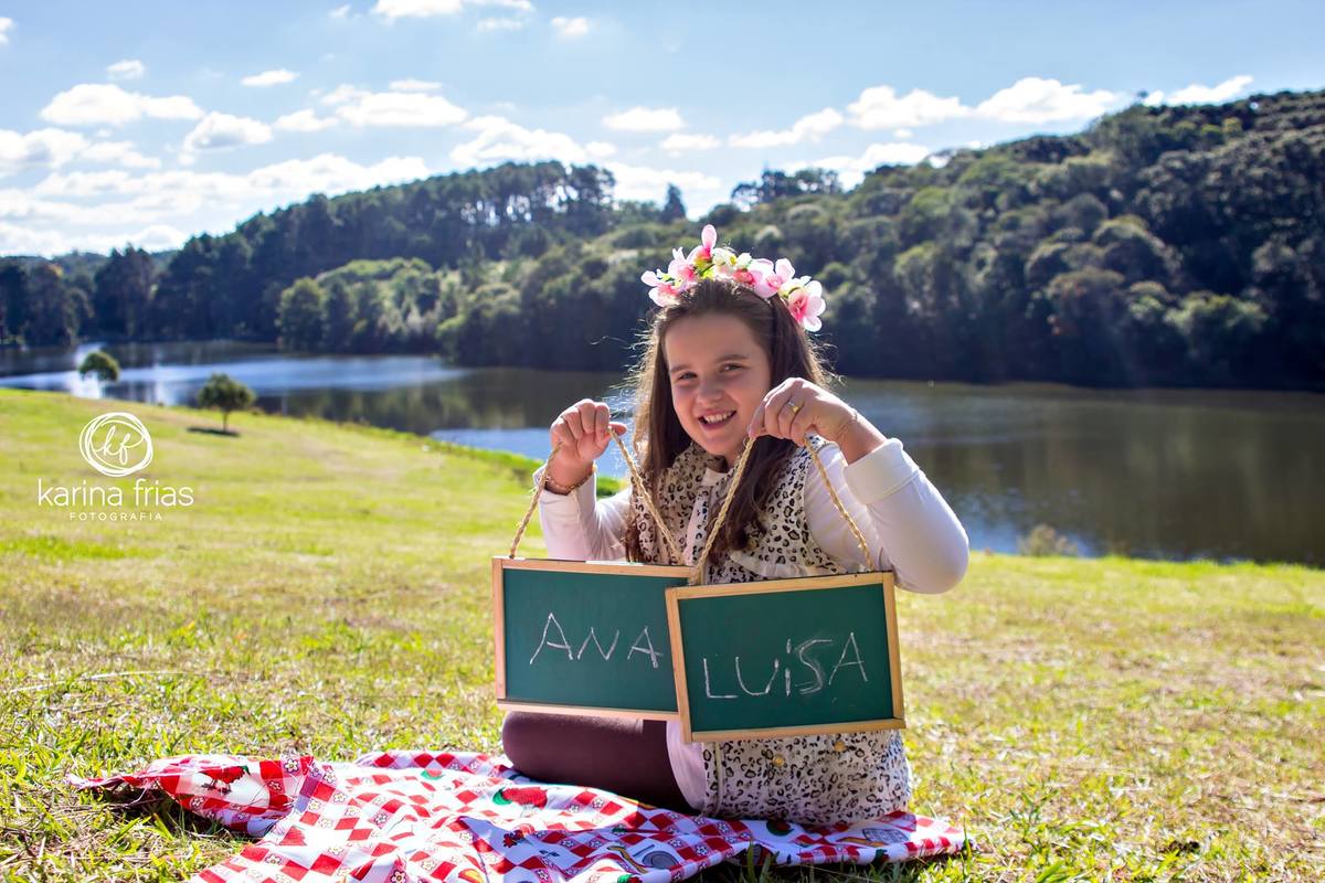 a criança sorri para as fotos do ensaio externo