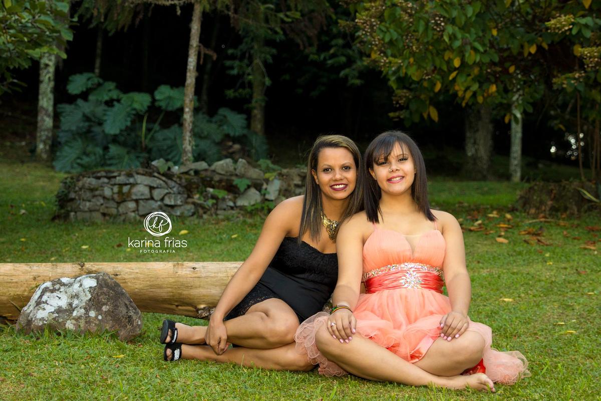mae e filha posando para o ensaio externo de familia