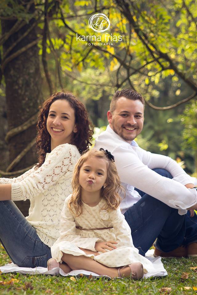 a criança manda beijo para a fotografa de familia de caxias do sul-rs, karina frias