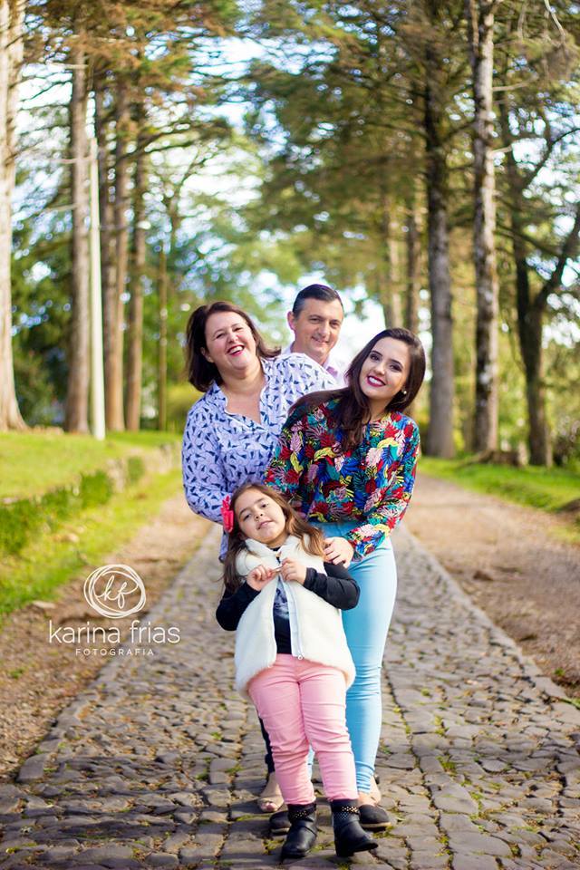 No ensaio externo de familia, eles fazem poses, um atras do outro