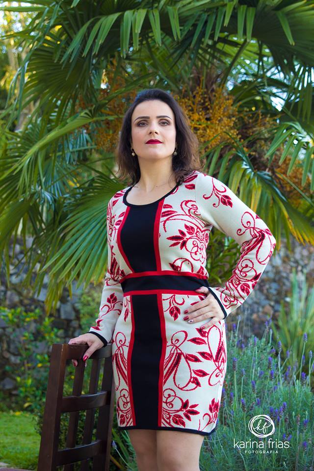 A modelo usa vestido em suas fotos pessoais para divulgação de seu trabalho
