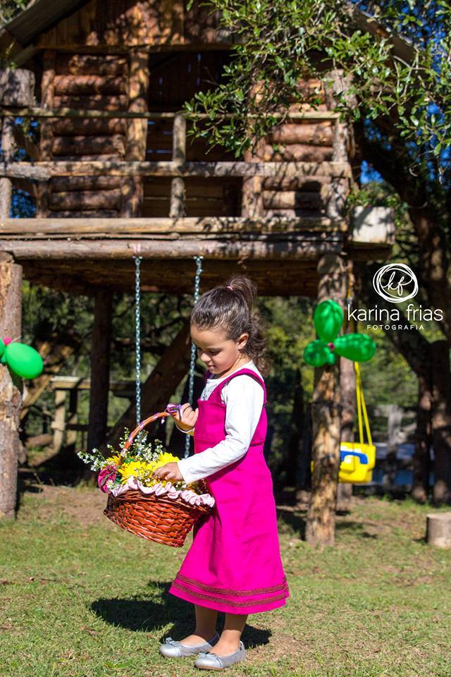 no seu aniversário a aniversariante brinca com flores