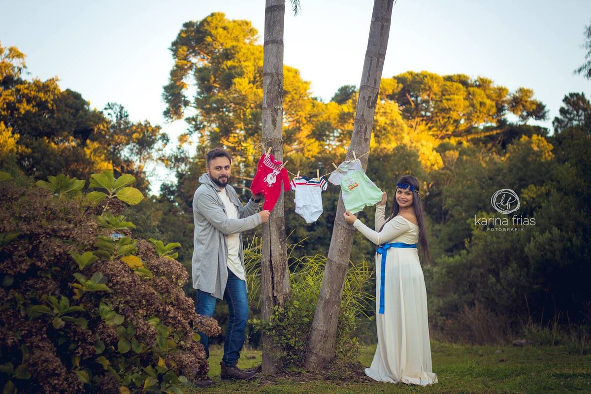 os modelos do ensaio de família já compraram as roupas do bebê e fizeram um varal