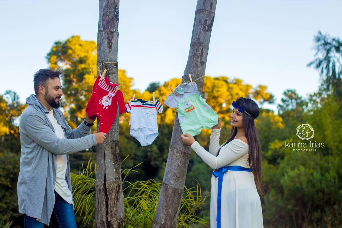 a família do ensaio de gestante está muito feliz com a chegada do bebê