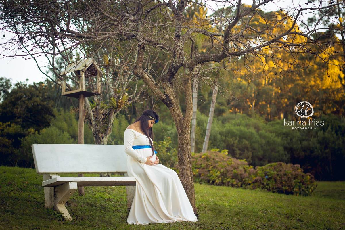 a modelo do ensaio externo de família está muito ansiosa para que o bebê chegue