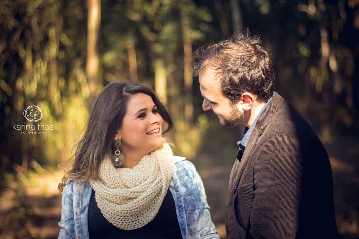 os modelos se olham enquanto a fotógrafa de família, karina frias os clica