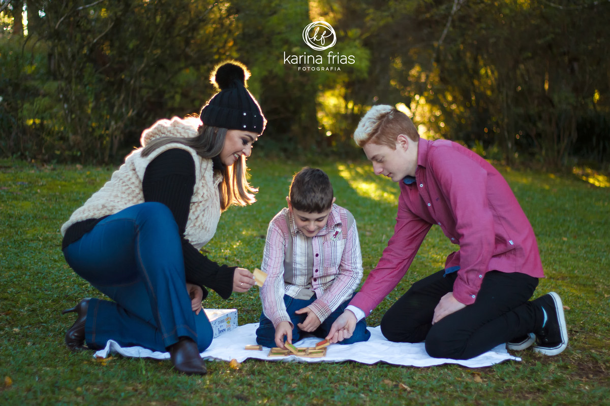 a família joga enquanto a fotógrafa de família karina frias os clica