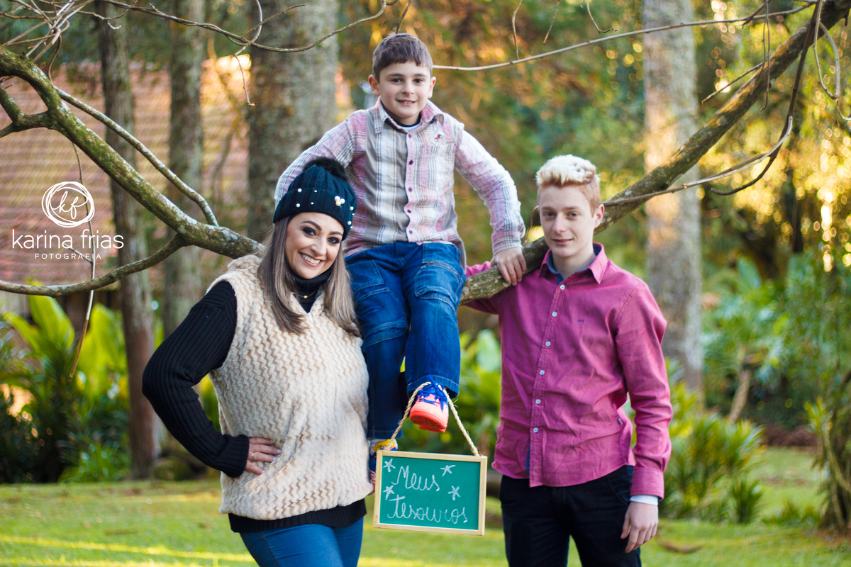 no ensaio externo de família levamos acessórios como plaquinhas