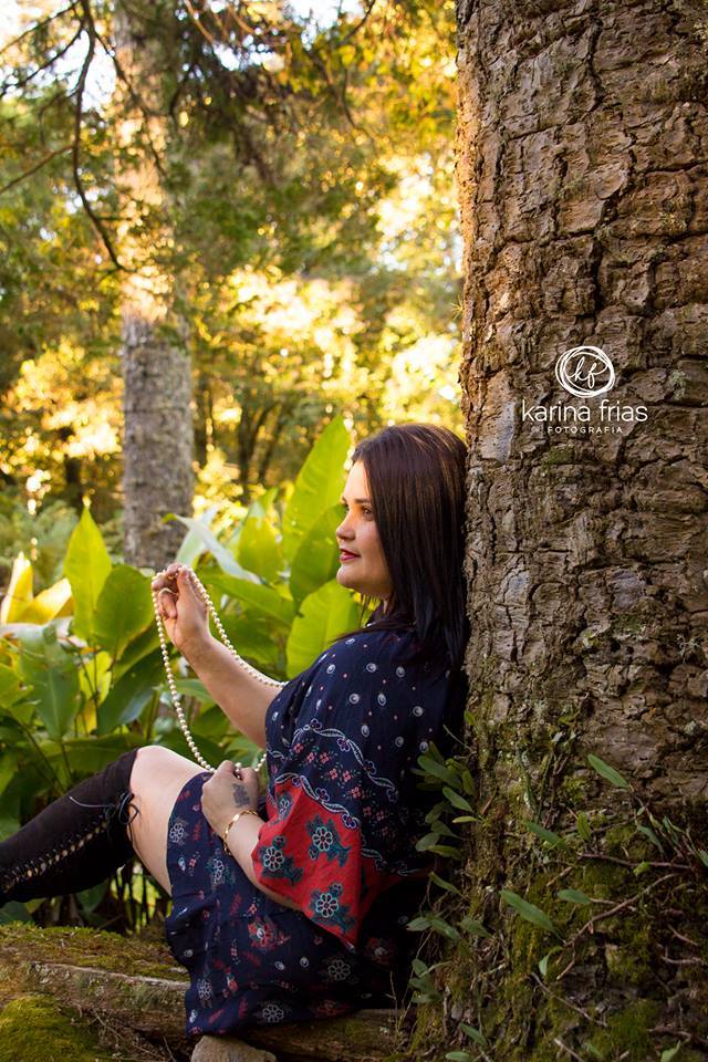 a modelo posa para algumas fotos de ensaio pessoal