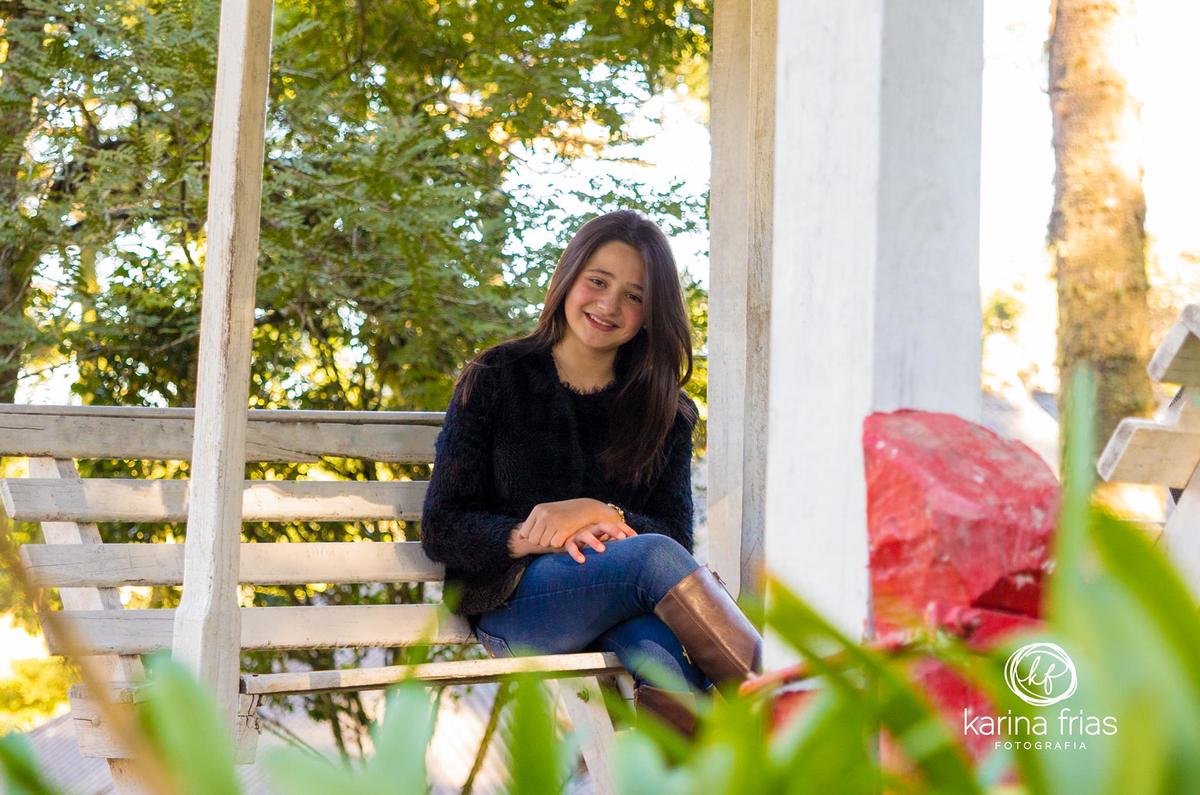 a filha sorri em seu ensaio pessoal externo