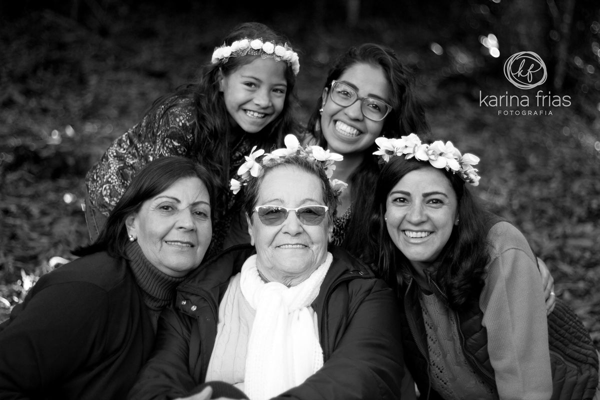 No ensaio externo, a família sorri para as fotos