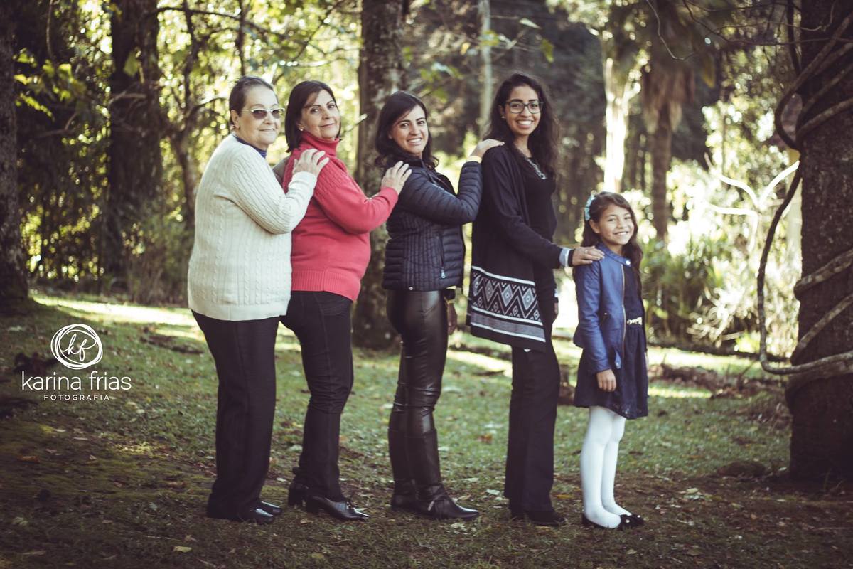 as modelos fazem trenzinho para a fotógrafa de família em caxias do sul-rs