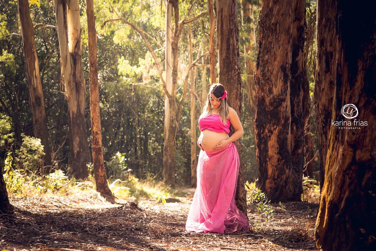 a barriga da gestante fica iluminada para as fotos de sua gravidez