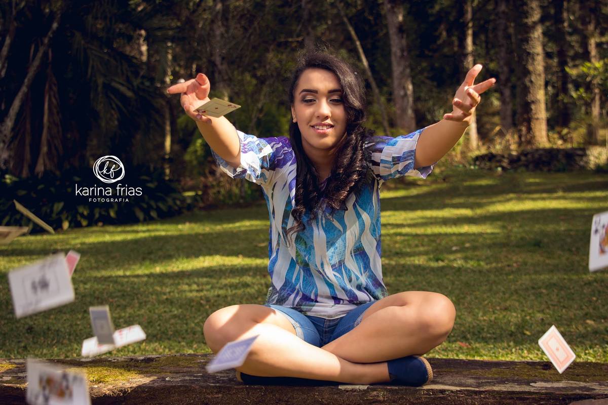 a modelo joga as cartas em seu ensaio externo