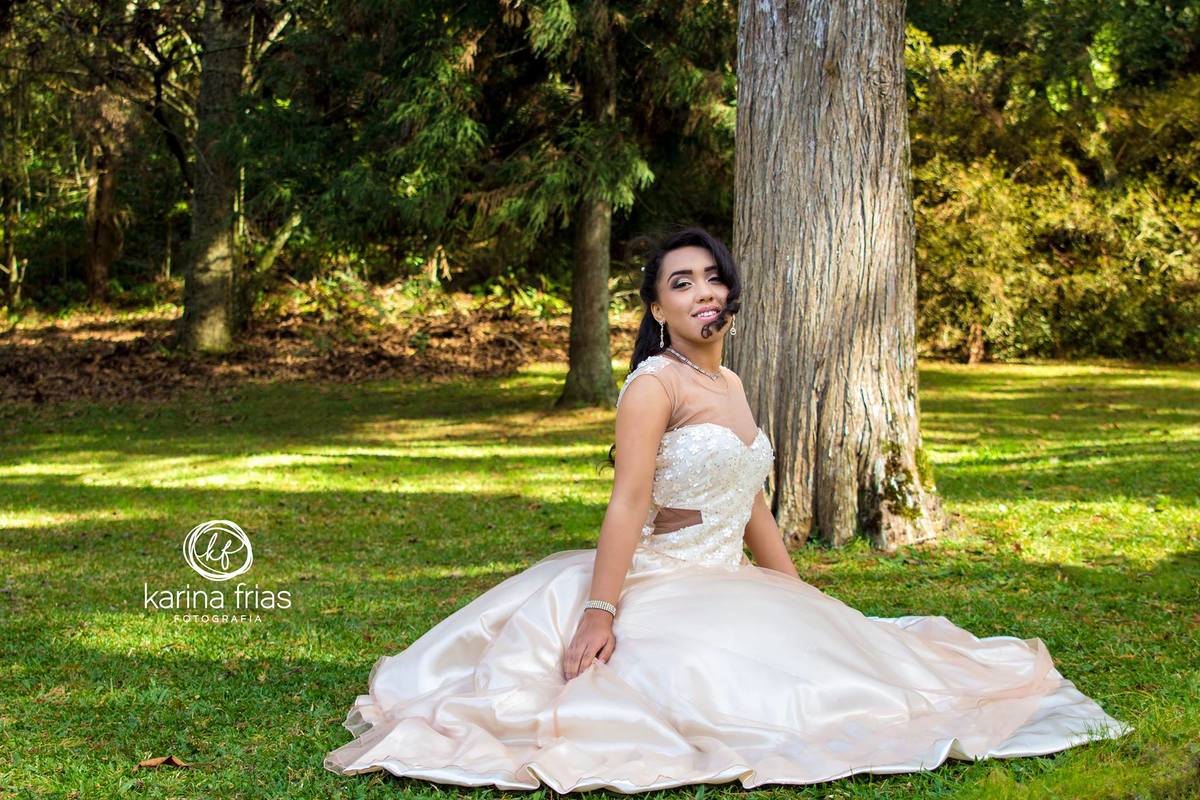 a debutante usa vestido para o book dos 15 anos externo