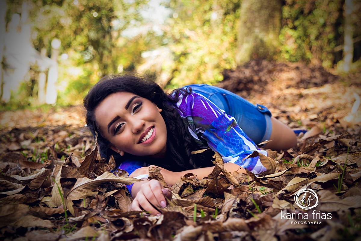 No book dos 15 anos a modelo deita no chão para ser fotografada externamente