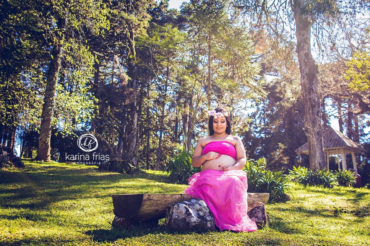 a barriga da gestante está iluminada em sua sessão de fotos