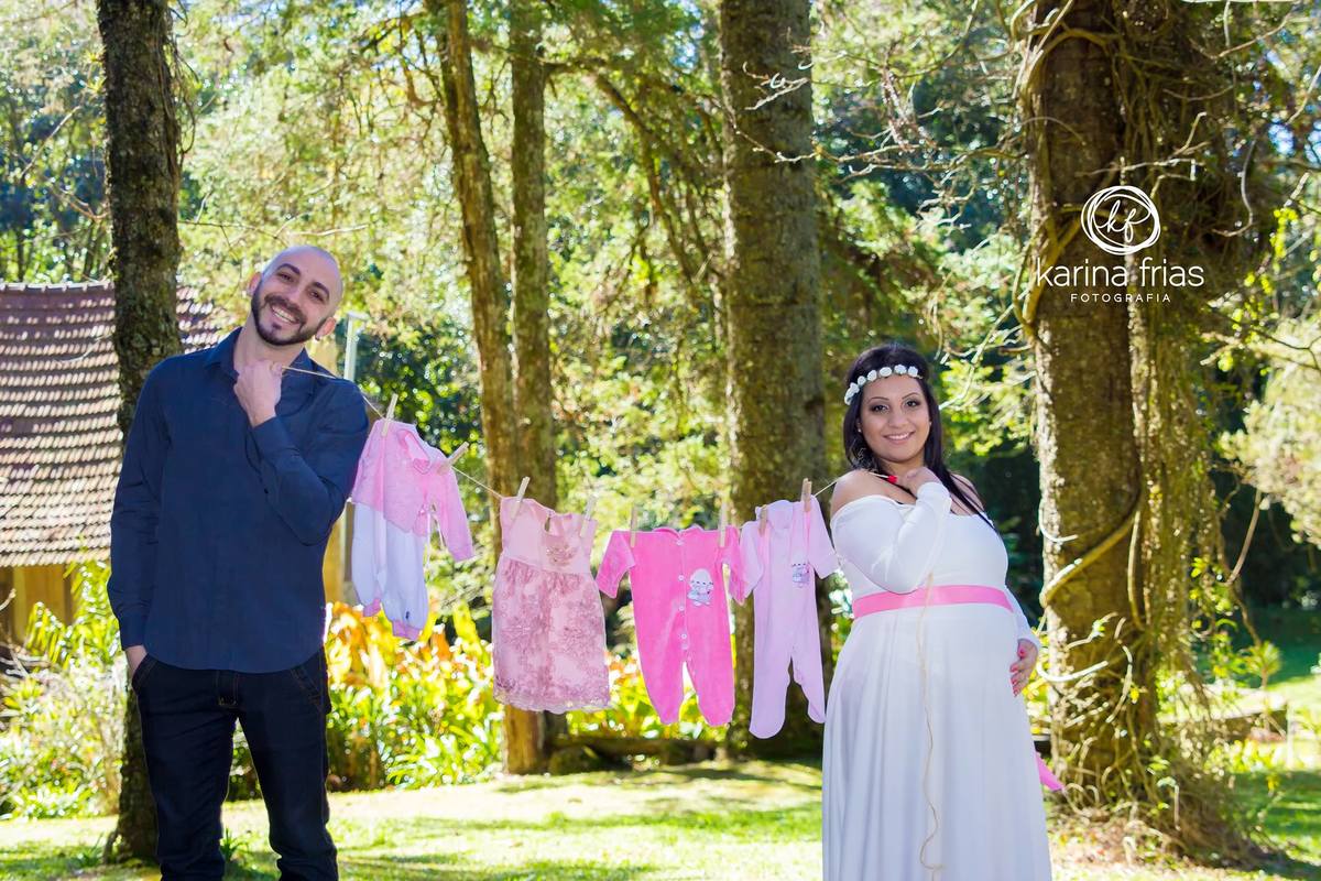 os modelos olham atentos para a fotógrafa de família karina frias