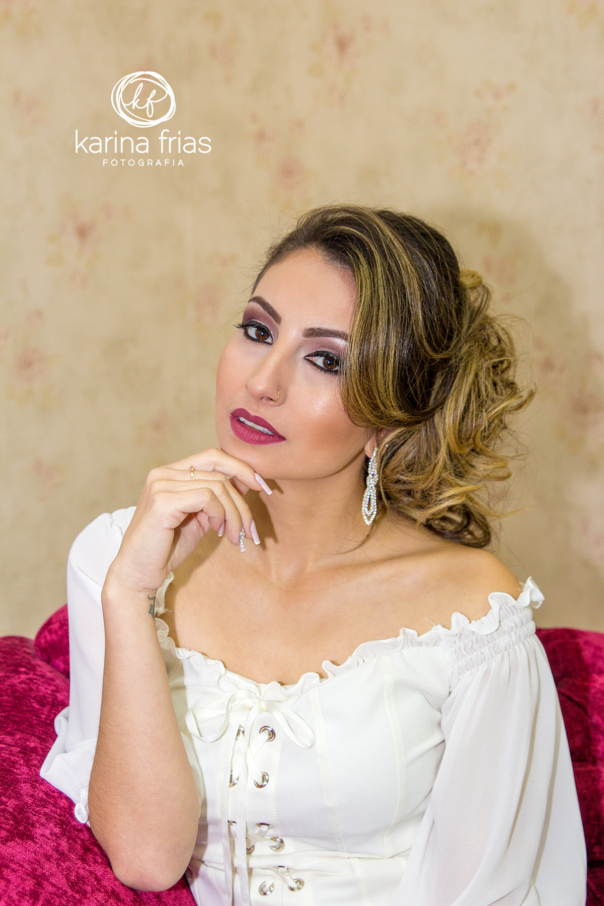 a modelo faz pose para a fotógrafa de família karina frias