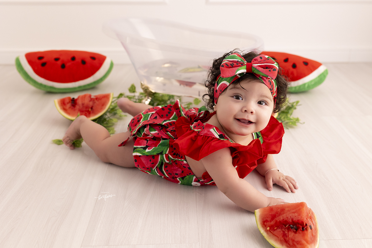 a menina sorri para a fotografa de bebes de caxias do sul, ka frias