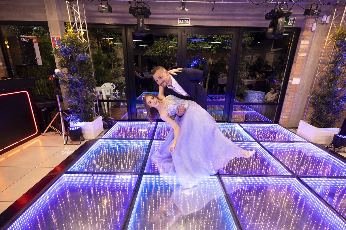 a menina danca a valsa na festa de 15 anos