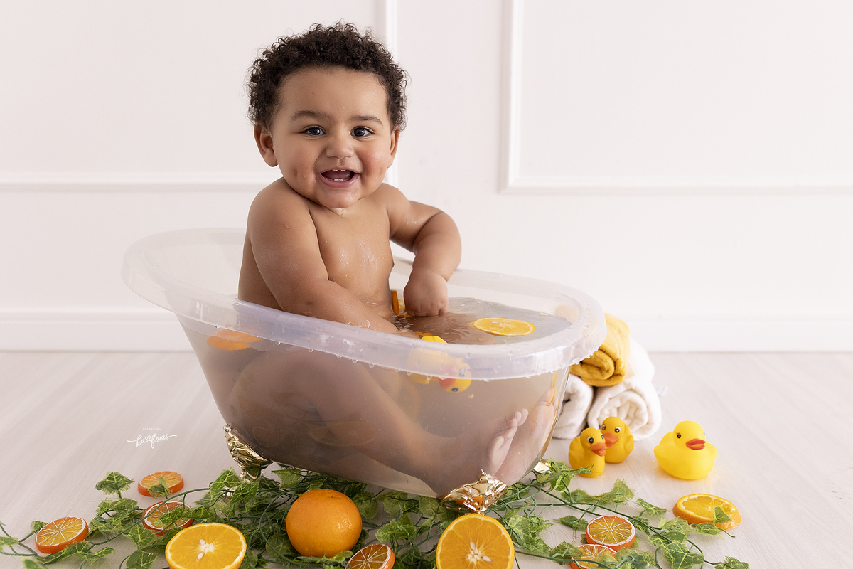 o menino sorri para a fotografa de bebes de caxias do sul, ka frias