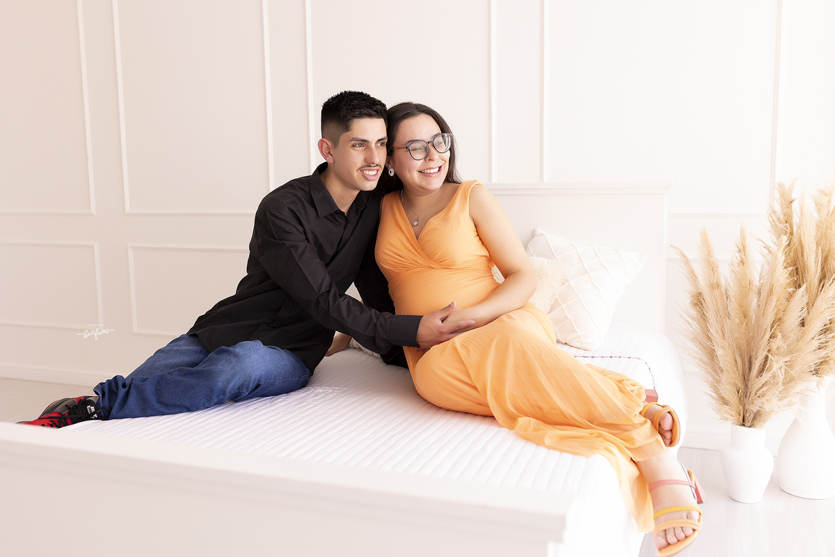 o casal posa no ensaio de gestante em caxias do sul