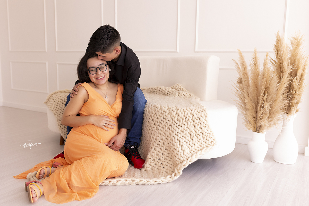 os modelos sorriem no ensaio de gestante em caxias do sul