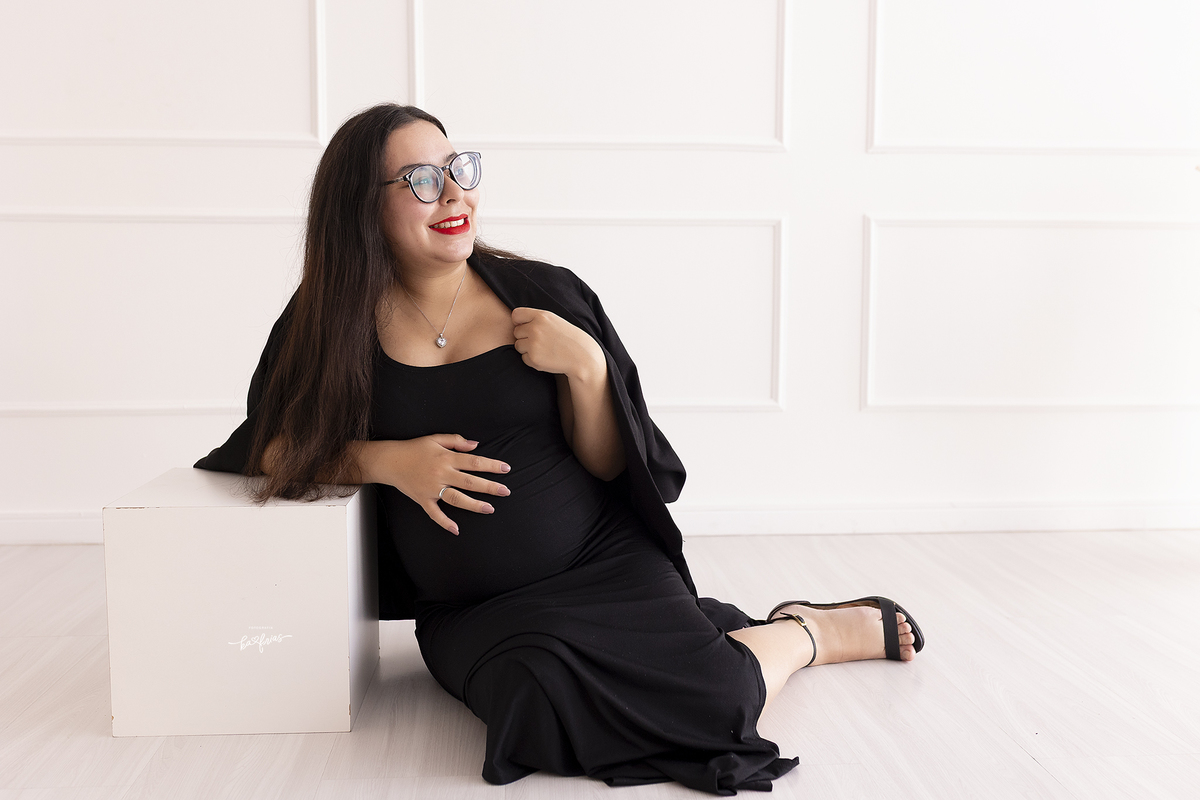 a modelo sorri para a fotografa de gestante de caxias do sul, ka frias