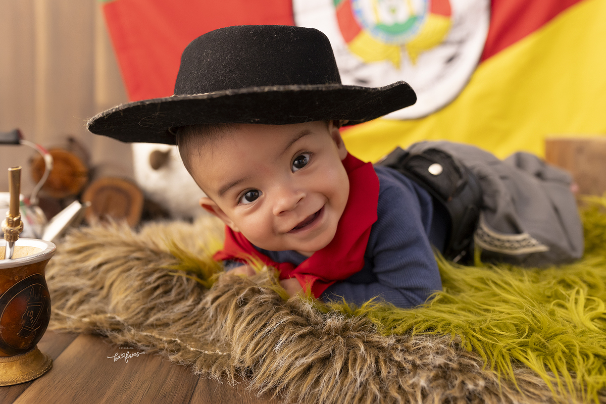 o menino sorri para a fotografa de bebes, ka frias