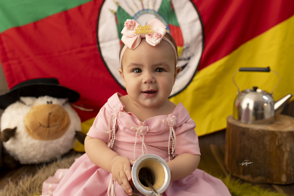 a menina sorri para a fotografa de bebes de caxias do sul, ka frias