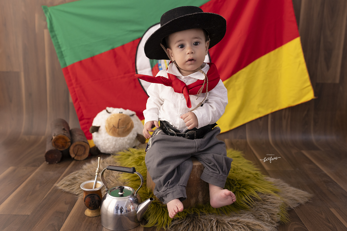 o menino olha para a fotografa de bebes de caxias do sul, ka frias