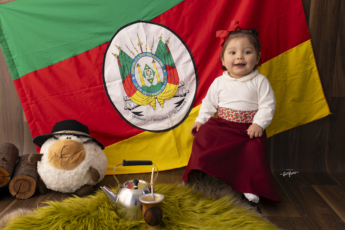 a menina sorri para a fotografa de bebes de caxias do sul, ka frias