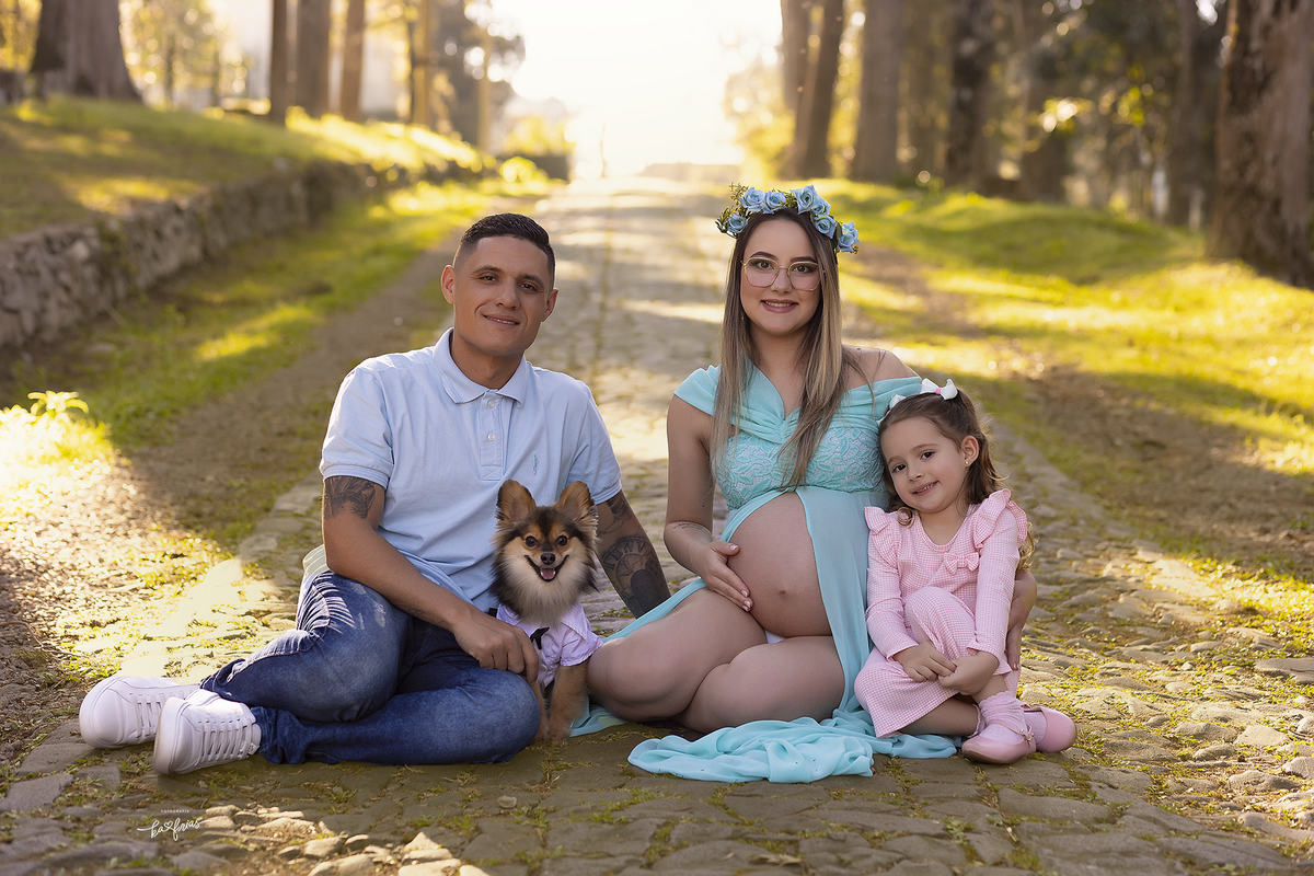 a familia posa para as fotos de gestante